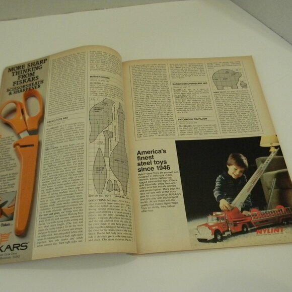 Vintage Family Circle Christmas Helps 1983 & Santa's Workshop Craft Project 1987 - Picture 6 of 7